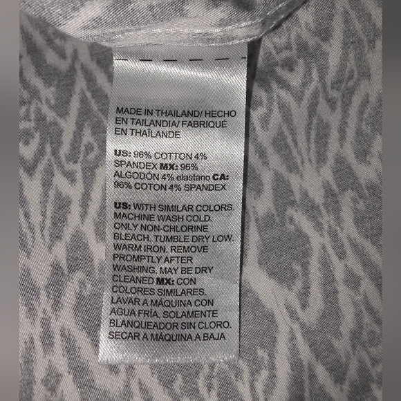 Chico's Monochrome Geometric Button-Down Shirt No Iron Stretch Ikat Size 2 (L) - Picture 5 of 7